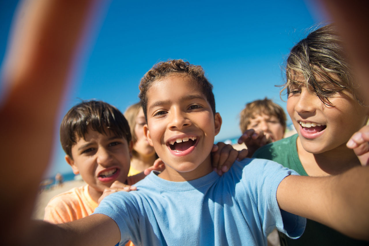 Kinder, die Selfies machen