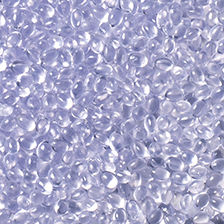 Nahaufnahme von violetten thermoplastischen PVC-Pellets, klar, durchscheinend und eiförmig