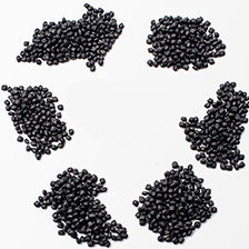 Symbol der Kreislaufwirtschaft aus TPE-Pellets in Schwarz auf weißem Hintergrund