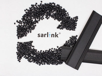 Sarlink® PCR-TPV-Pellets bilden neben fertigen Profilen ein Recyclingsymbol und heben nachhaltige Elastomer-Werkstoffe hervor.