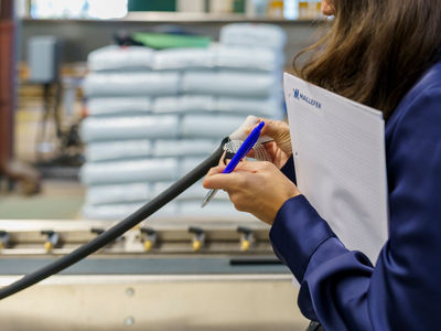 Kunde interagiert mit EV-Kühlmittelschlauch aus Sarlink TPV-Material und geknotetem Garn