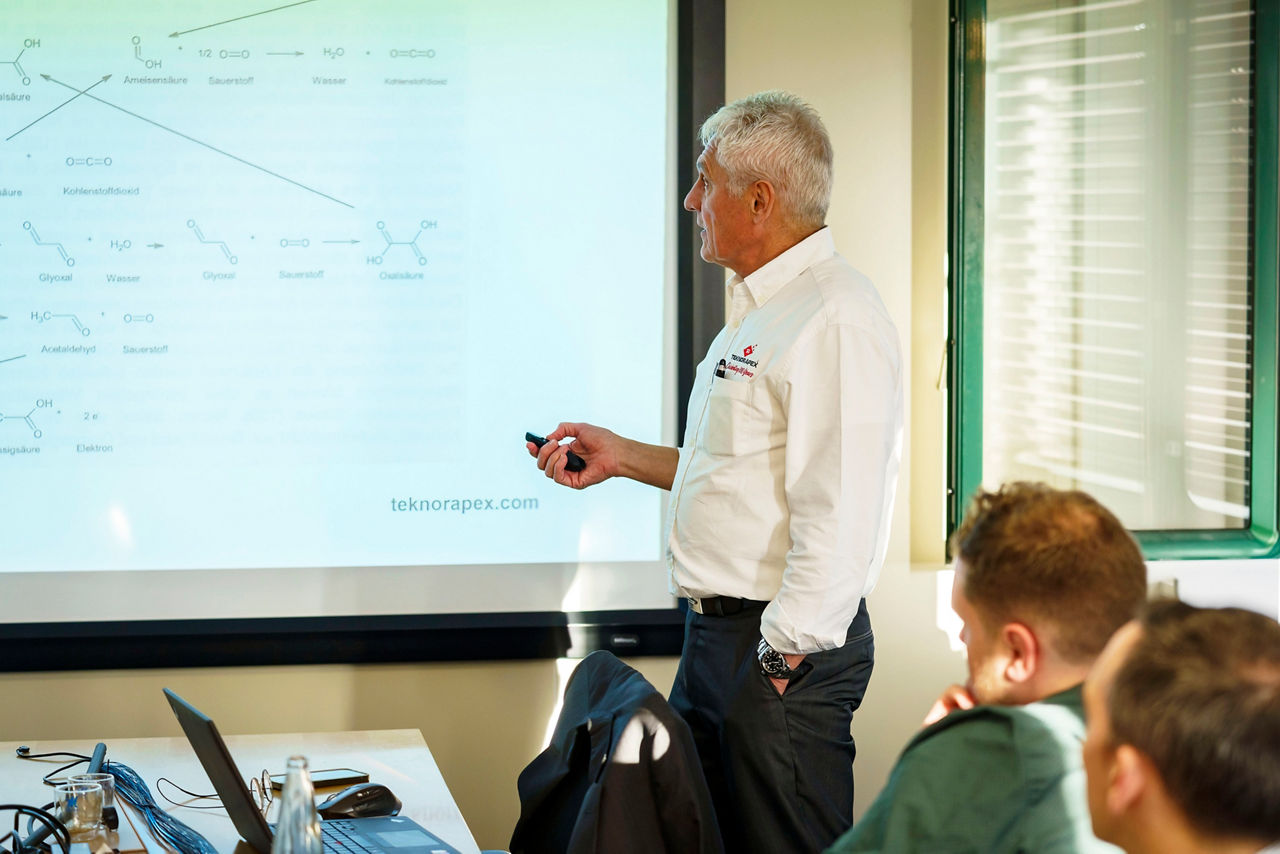Ger Vroomen presenting on Sarlink TPV compatibality with next-gen coolant